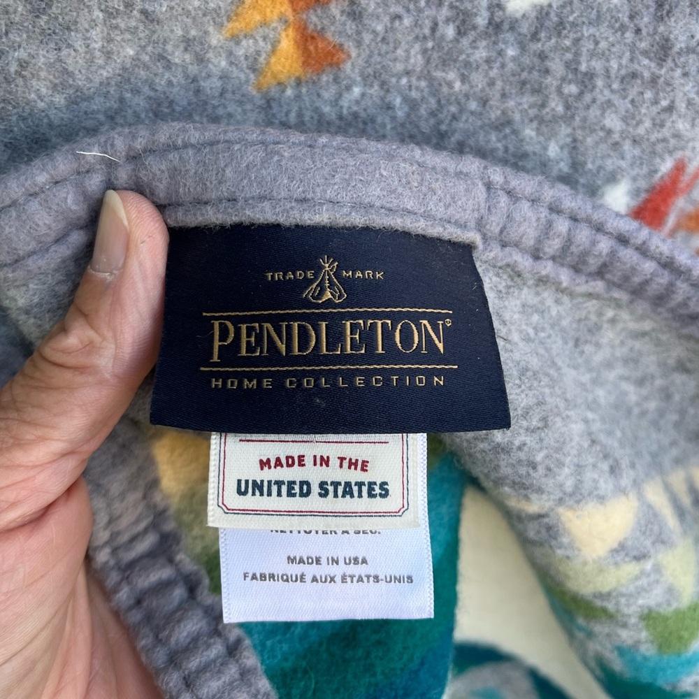 Pendleton wool blend blanket-small flaw - Picture 4 of 10